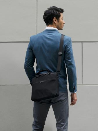 Сумка UNIQ для ноутбуков 16" Stockholm Nylon Messenger bag (STOCKHOLM(16)-MNBLACK) Черный Сумка UNIQ для ноутбуков 16" Stockholm Nylon Messenger bag (STOCKHOLM(16)-MNBLACK) Черный